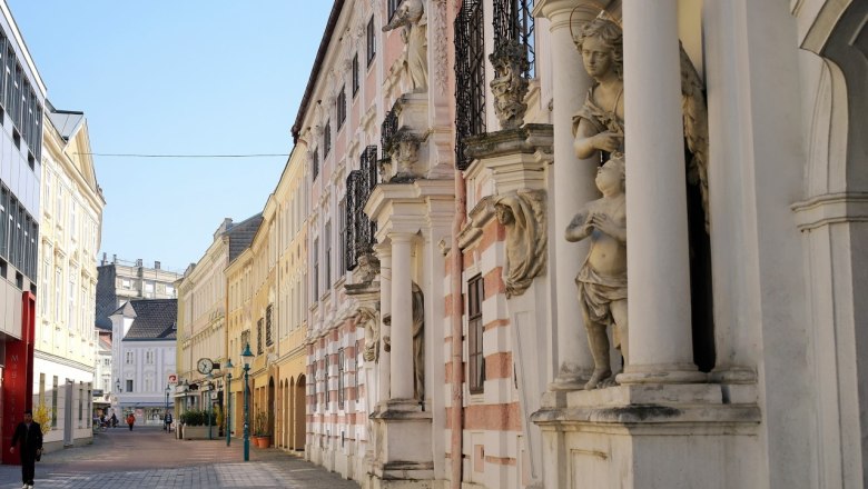 Institut der Englischen Fräulein, © SEPA.Media KG | Martin Kuettner Straße mit historischen Gebäuden und Statuen in einer Stadt.