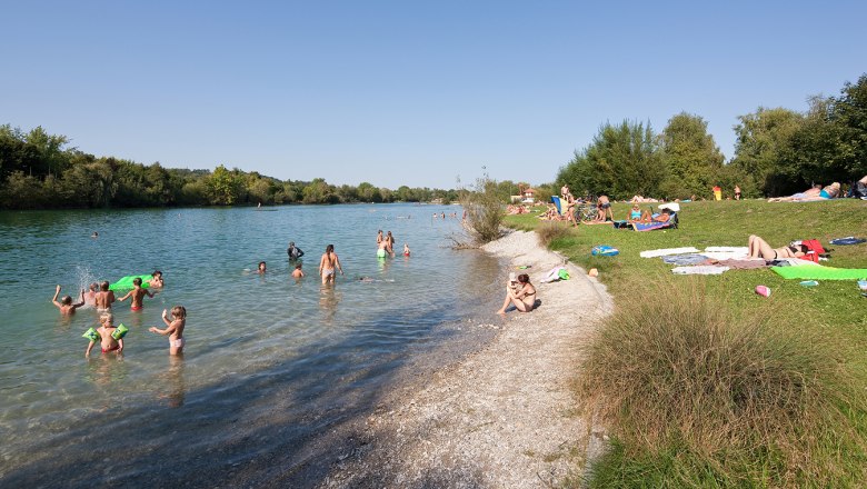 Lake Ratzersdorf, © Werner Jäger People swimming and relaxing at Lake Ratzersdorf on a sunny day.