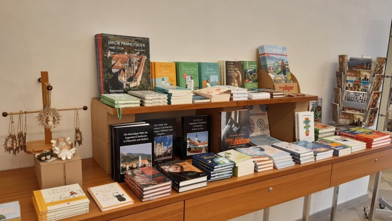 Bücherauswahl im Klosterladen Stift Herzogenburg, © Stift Herzogenburg Bücherauswahl im Klosterladen Stift Herzogenburg, © Stift Herzogenburg