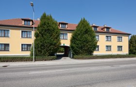 Guesthouse Waltraud, © Werner Jäger Yellow building with a red roof and trees in front of it.