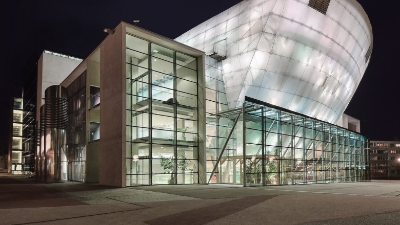 Festspielhaus St. Pölten, © eSeL.at – Joanna Pianka Nachtaufnahme des Festspielhauses St. Pölten mit beleuchteter moderner Architektur.