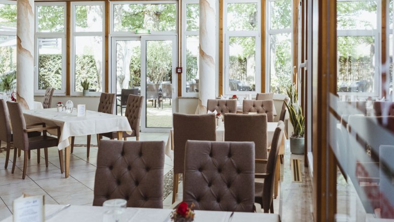 Platz für Feste und Feiern, © Niederösterreich Werbung/David Schreiber Innenansicht eines eleganten Restaurants mit gedeckten Tischen und großen Fenstern.