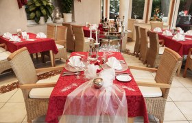 Red Rooster, © Familie Widgruber Elegant restaurant with red tablecloths and laid tables.