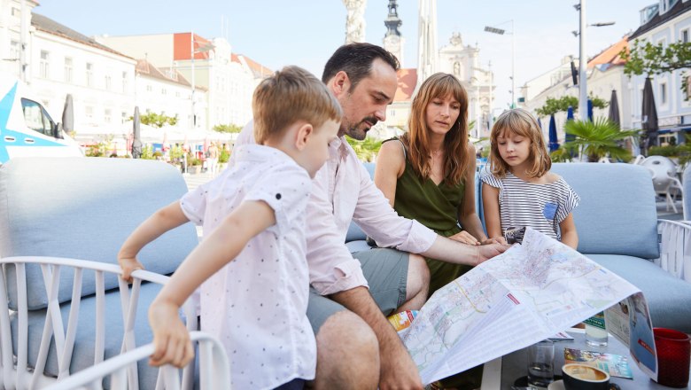 Familie am Rathausplatz St. Pölten , © Rupert Pessl