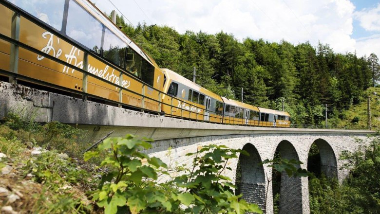 Die Himmelstreppe &uuml;berquert eine Br&uuml;cke inmitten gr&uuml;ner Natur.