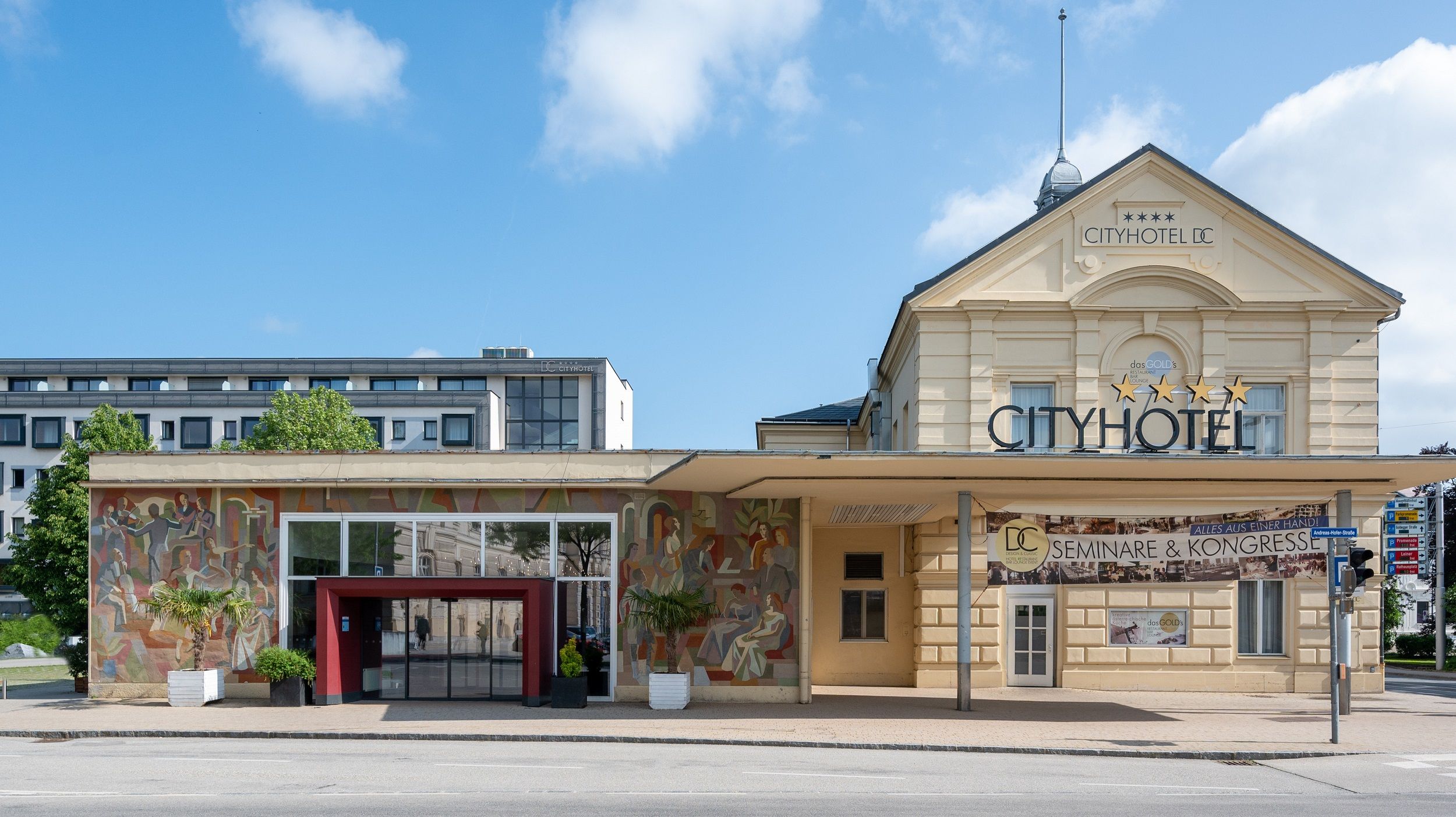 Fassade des Cityhotel D&C St. Pölten mit Werbebanner für Seminare und Kongresse.