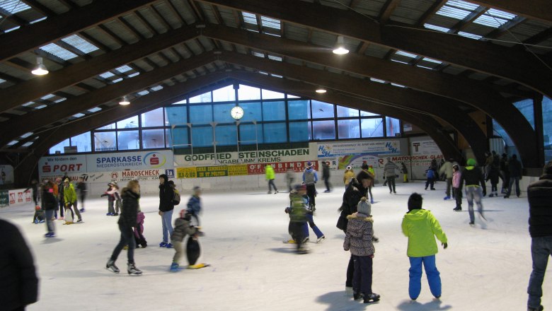 Ice skating at the Naturfreunde ice rink, &copy; Naturfreunde St. P&ouml;lten