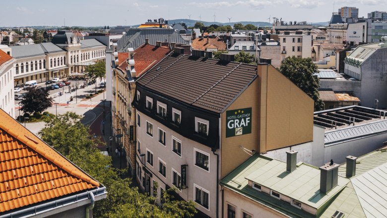 Luftaufnahme eines Hotel-Gasthofs in St. P&ouml;lten mit umliegenden Geb&auml;uden und Stra&szlig;en.