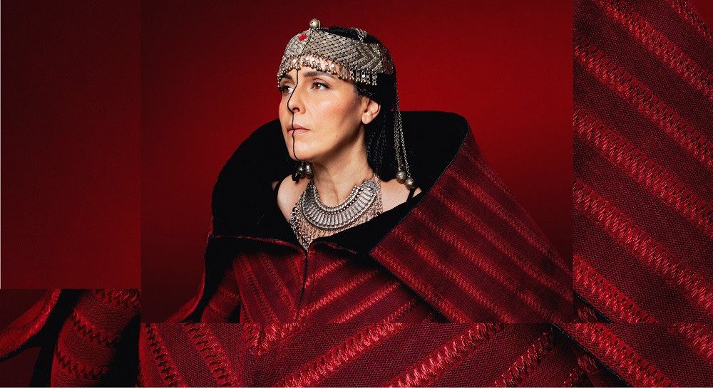 Souad Massi singt von Frieden, Freiheit und Gerechtigkeit und setzt damit in ihrer Heimat Algerien e