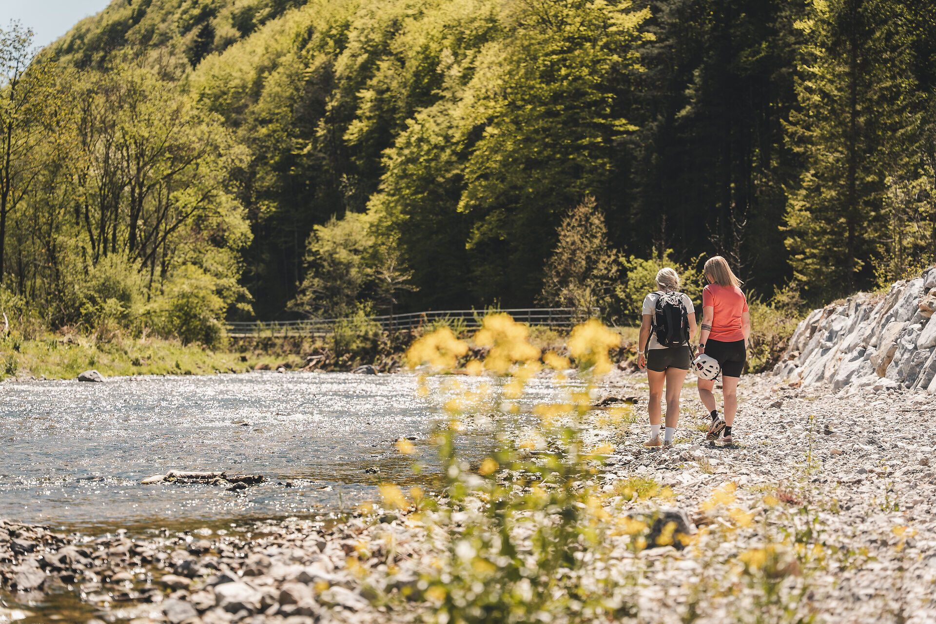 Zwei Frauen machen eine Pause am Wasser.