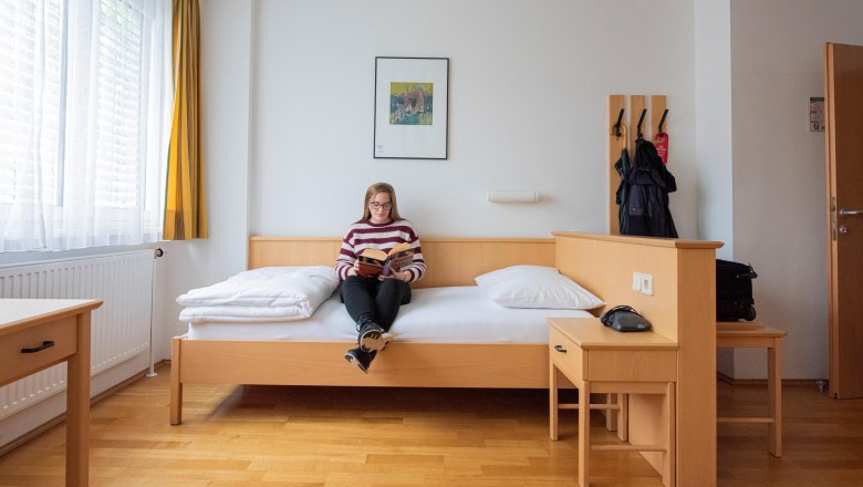 EZ mit Mensch auf Bett_, &copy; Bildungshaus St. Hippolyt