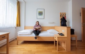 EZ mit Mensch auf Bett_, &copy; Bildungshaus St. Hippolyt