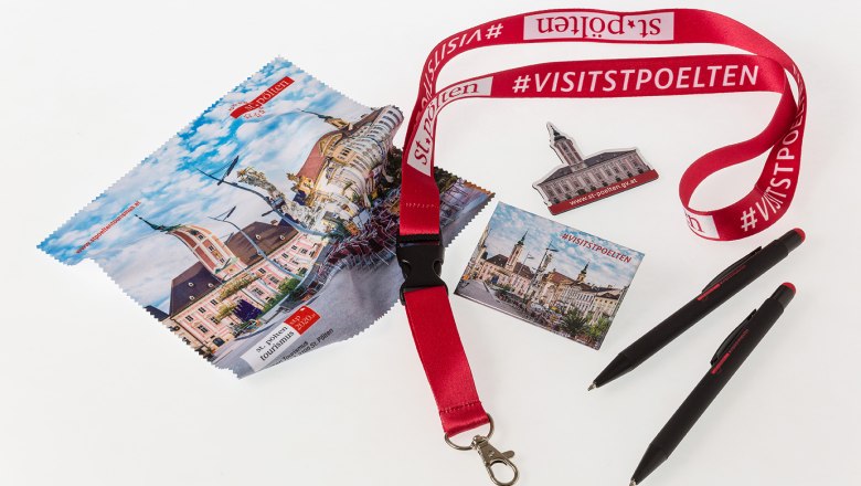 Kleine preiswerte Souvenirs für jeden Anlass - Kugelschreiber, Magnet, Lanyard und Brillenputztuch, © Werner Jäger