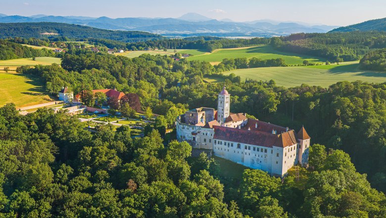 Luftaufnahme der Schallaburg inmitten gr&uuml;ner Landschaft.