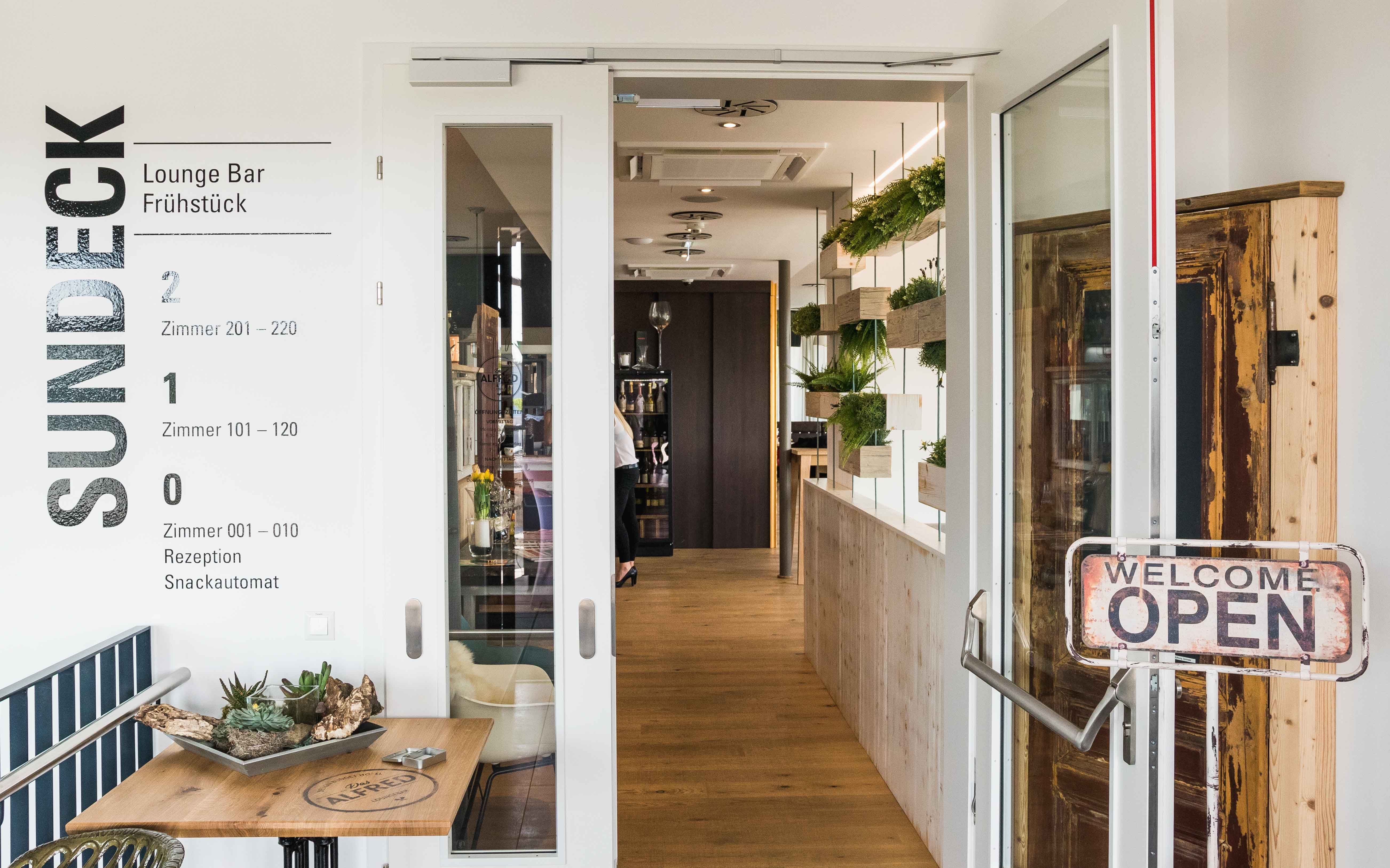 Eingang Loungebar