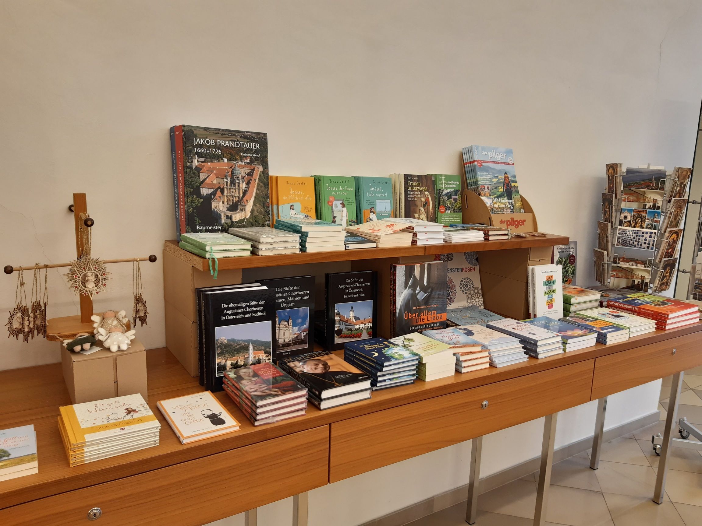Bücherauswahl im Klosterladen Stift Herzogenburg