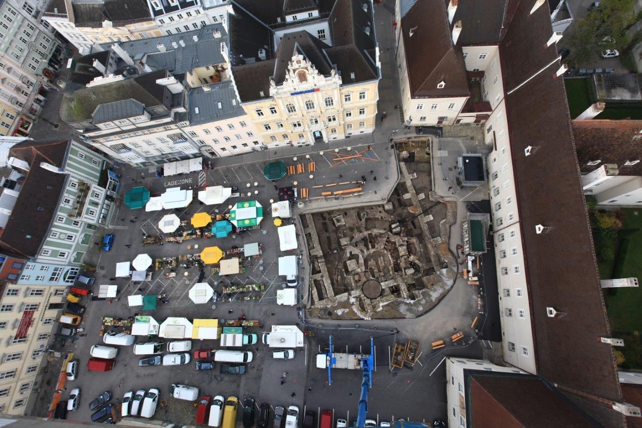 Luftaufnahme des Domplatzes im Jahr 2012 mit archäologischer Ausgrabung
