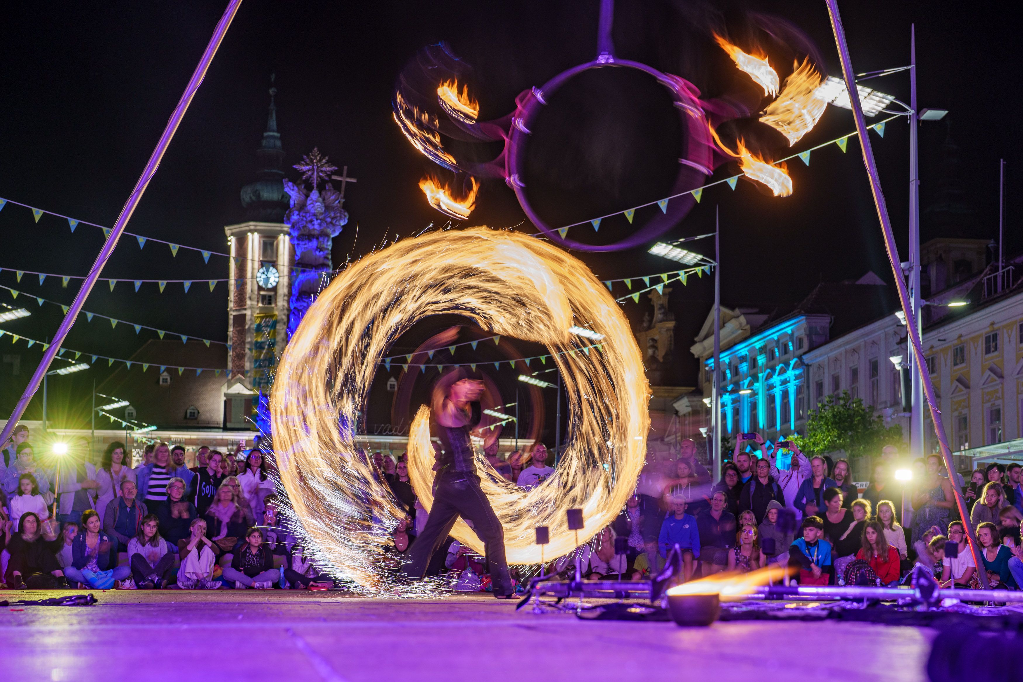 Beeindruckende Feuershow am Rathausplatz - Straßenkunstfestival St. Pölten Bravissimo