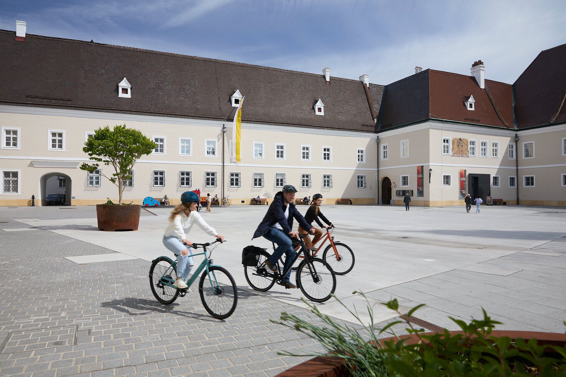 Gruppe von Radfahrenden auf mordernem Platz in St.Pölten.