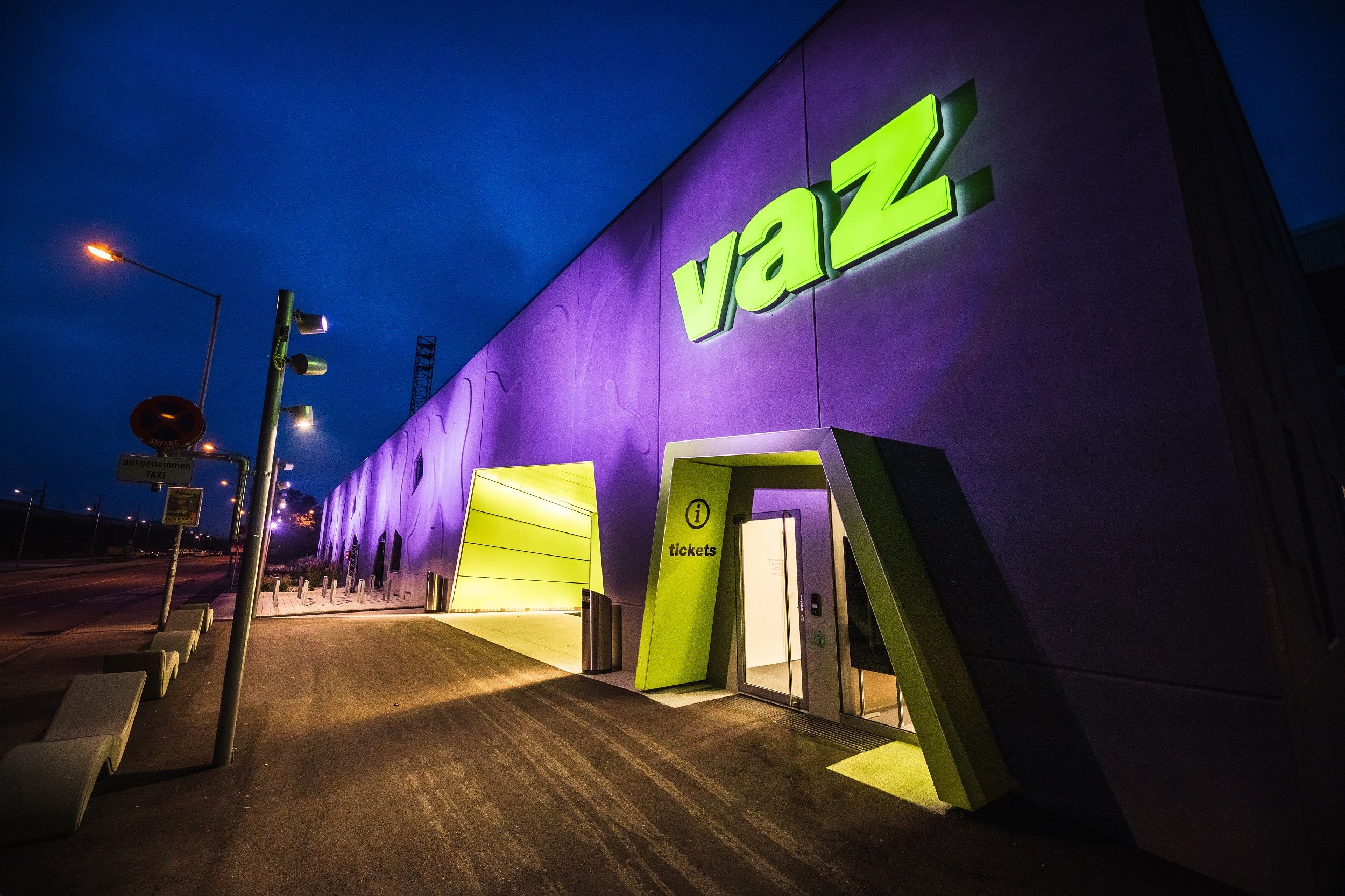 Eingang des VAZ St. Pölten bei Nacht mit beleuchtetem Schild.