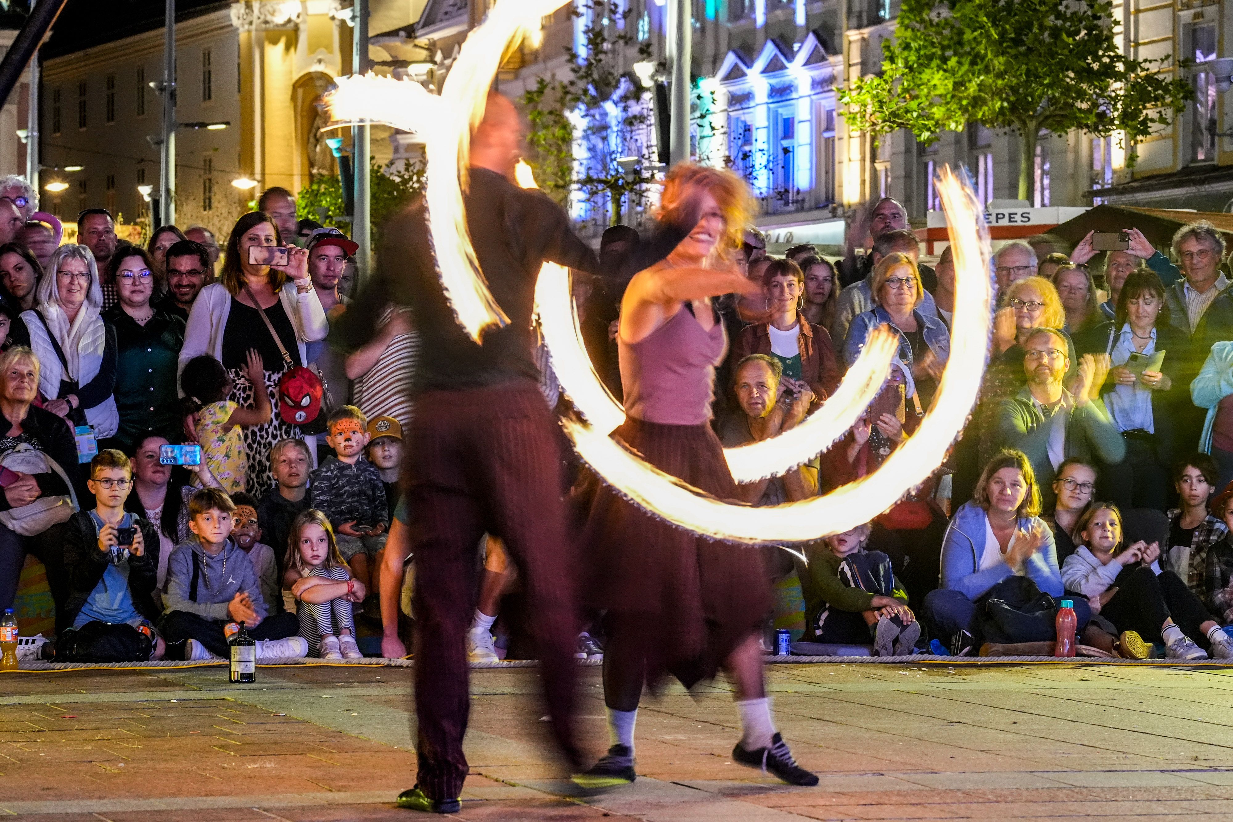 Feuershow am Abend beim Bravissimo - Straßenkunstfestival St. Pölten