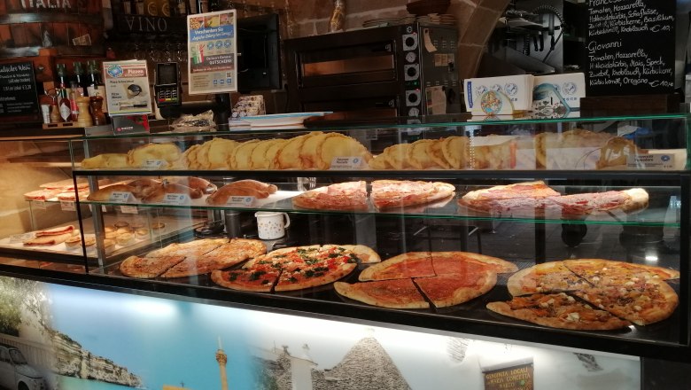Fresh pizza, &copy; Pizza to go De Icco