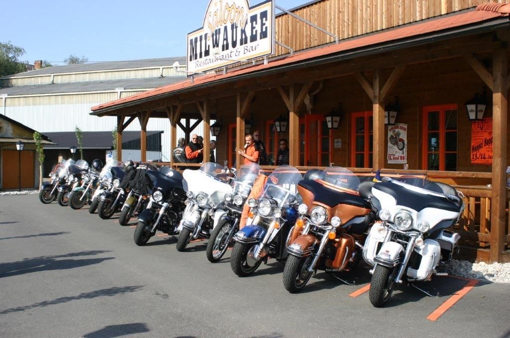 Motorräder vor dem Saloon Milwaukee Restaurant und Bar.