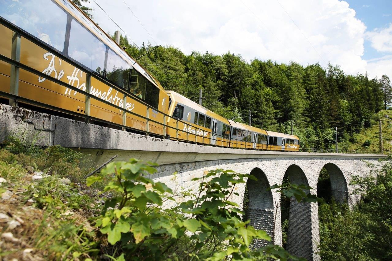 Die Himmelstreppe überquert eine Brücke inmitten grüner Natur.