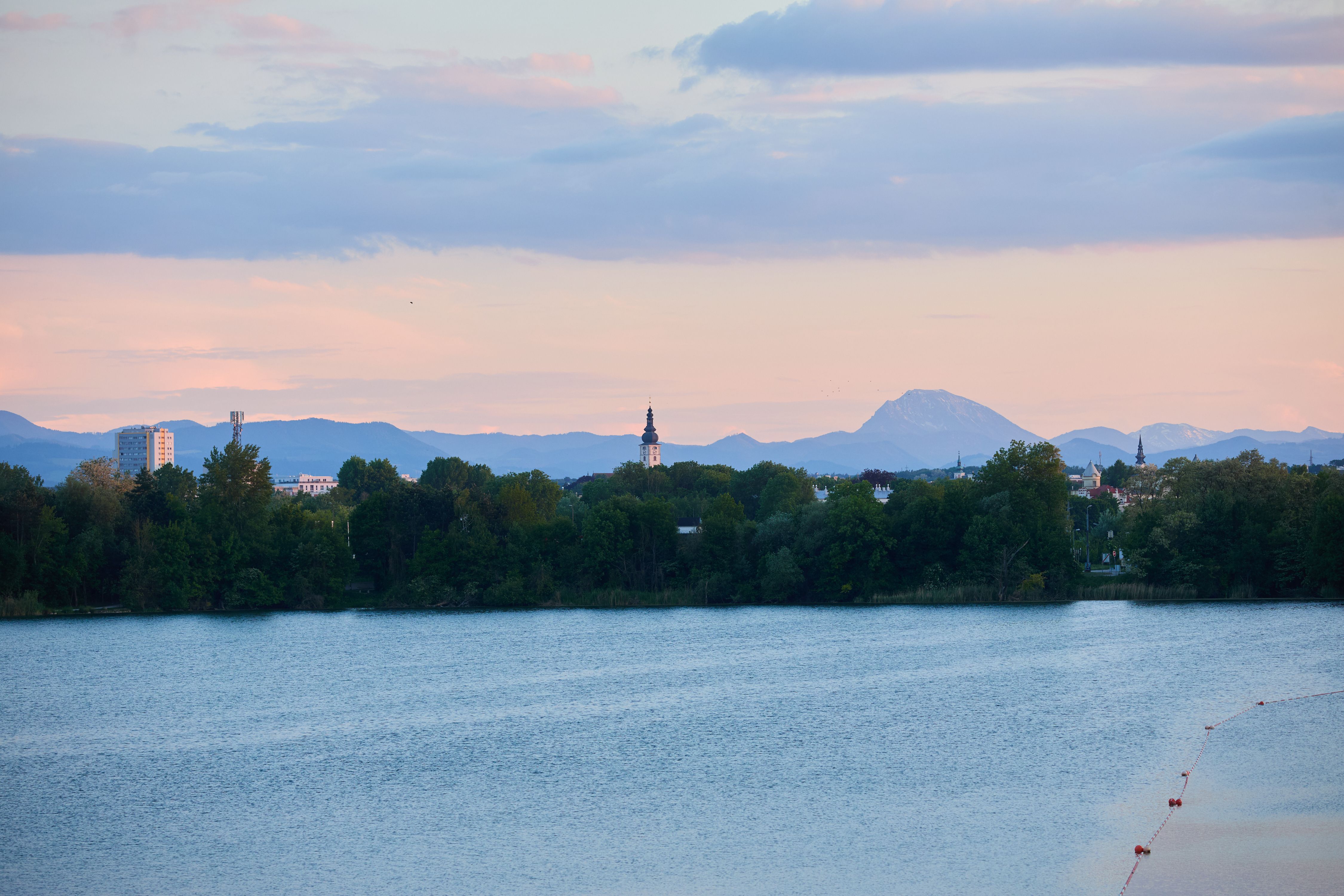 Weitblick von der Abendstimmung am Viehofner See. 
