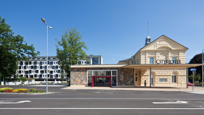 Cityhotel D & C, © Werner Jäger Außenansicht des Cityhotel D & C mit modernem und historischem Gebäudeteil.