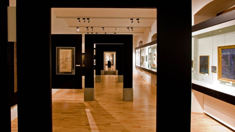 Innenansicht des Stadtmuseums St. Pölten mit Ausstellungsstücken und Gemälden.