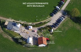 Luftaufnahme der Volkssternwarte Michelbach mit Geb&auml;uden, Teleskopen und geparkten Autos.