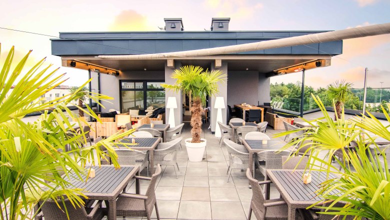 On the roof terrace, &copy; Das Alfred