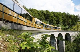 Die Himmelstreppe &uuml;berquert eine Br&uuml;cke inmitten gr&uuml;ner Natur.