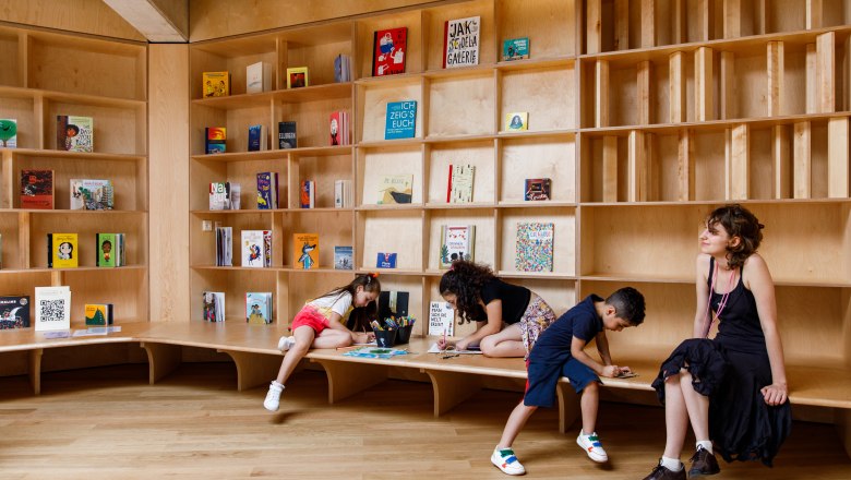 Bibliothek, &copy; Max Kropitz