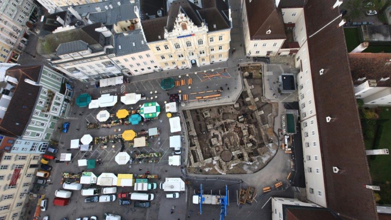 Aerial view of the cathedral square in 2012 with archaeological excavation, &copy; Stadtmuseum St. P&ouml;lten