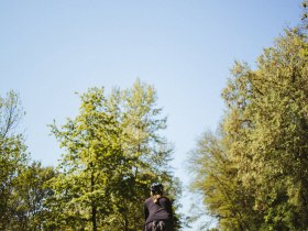 Ein Radfahrer genie&szlig;t die frische Luft und die malerische Landschaft entlang des Traisental-Radwegs. Umgeben von &uuml;ppigem Gr&uuml;n und strahlend blauem Himmel, l&auml;dt die ruhige Umgebung dazu ein, die Natur in vollen Z&uuml;gen zu erleben.