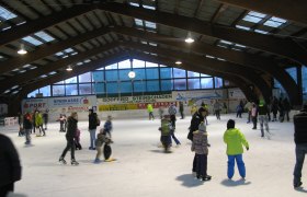 Ice skating at the Naturfreunde ice rink, &copy; Naturfreunde St. P&ouml;lten