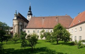 St. Pöltner Dom mit Garten im Vordergrund.