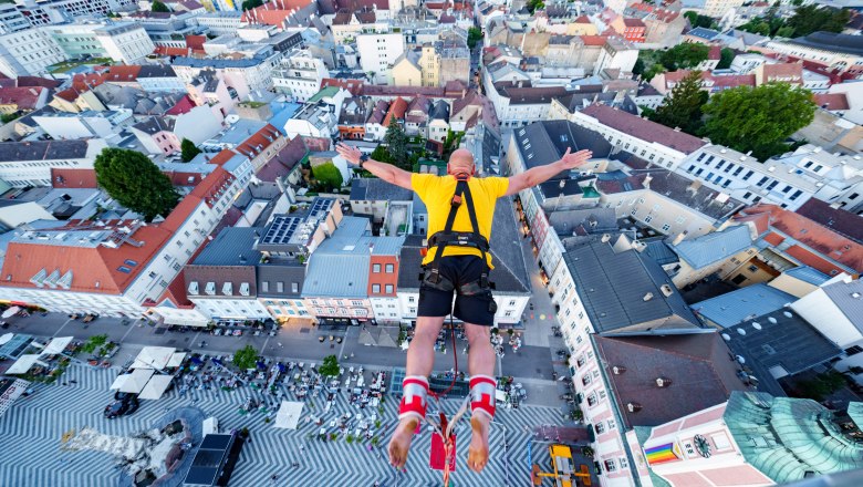 Bungee Jumping Erlebnis am  Rathausplatz