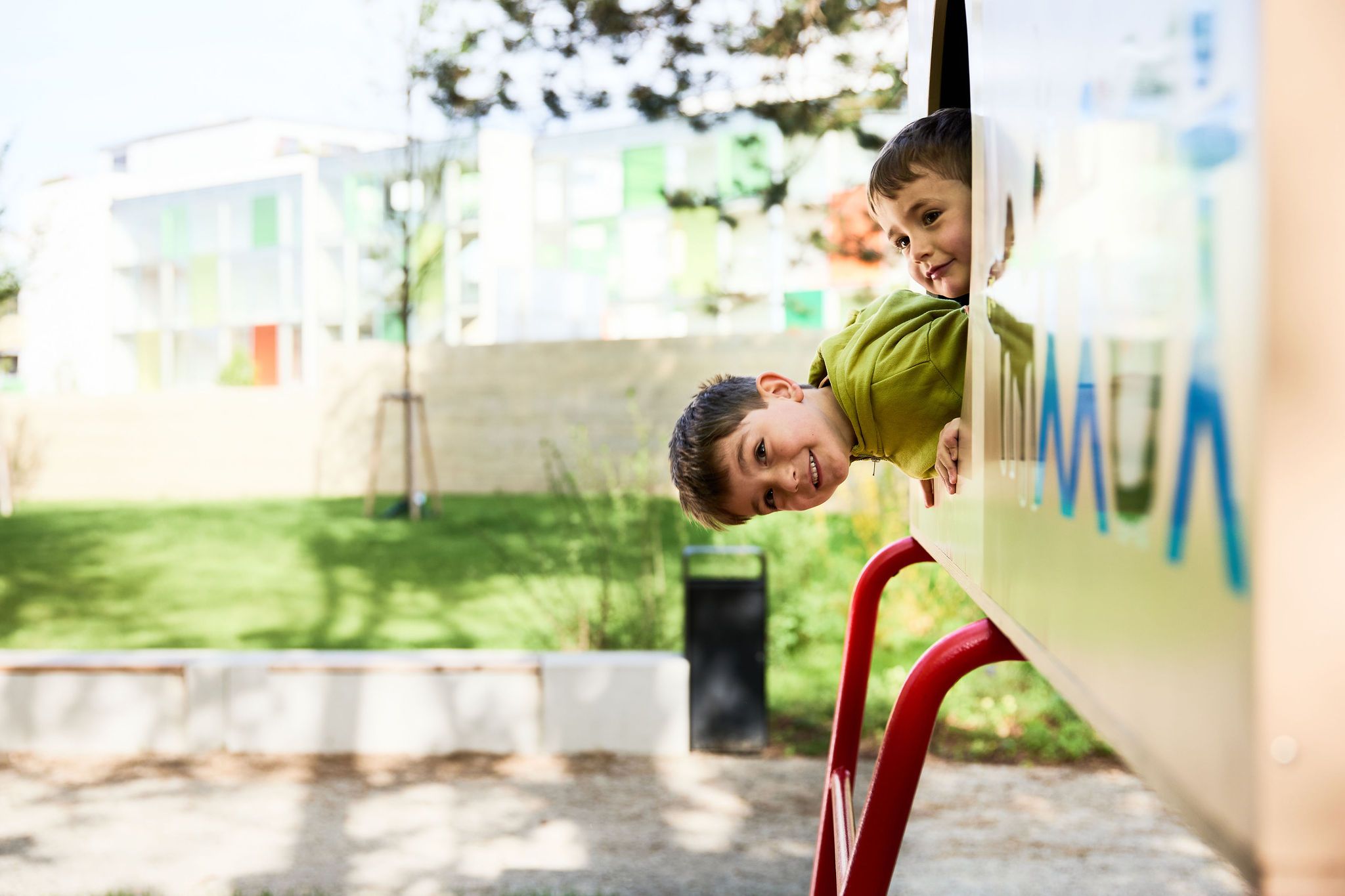 Zwei kleine Jungs spielen am Spielplatz im Altoona Park des KinderKunstLabors.