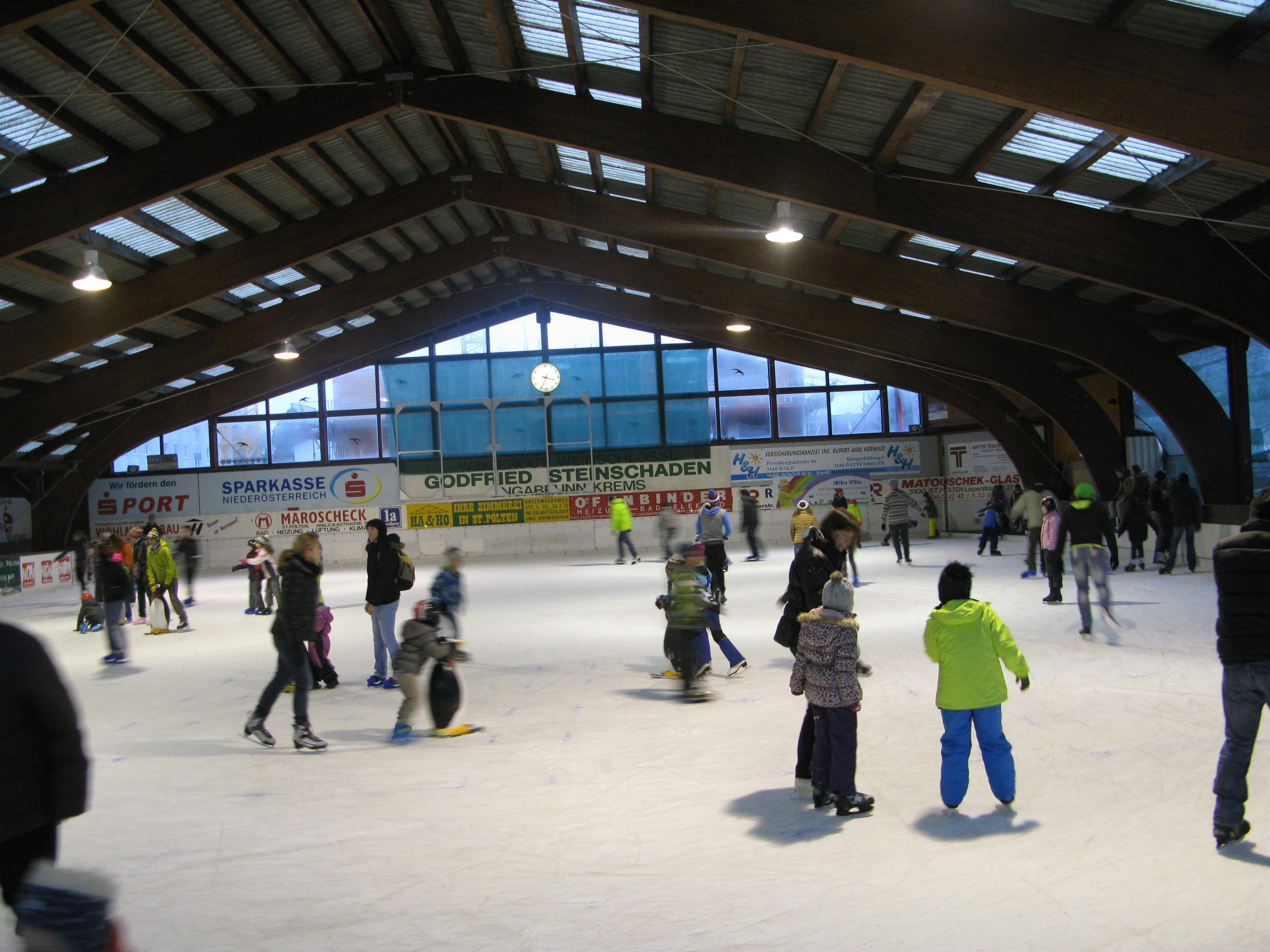 Eislaufen in der Naturfreunde Eislaufhalle