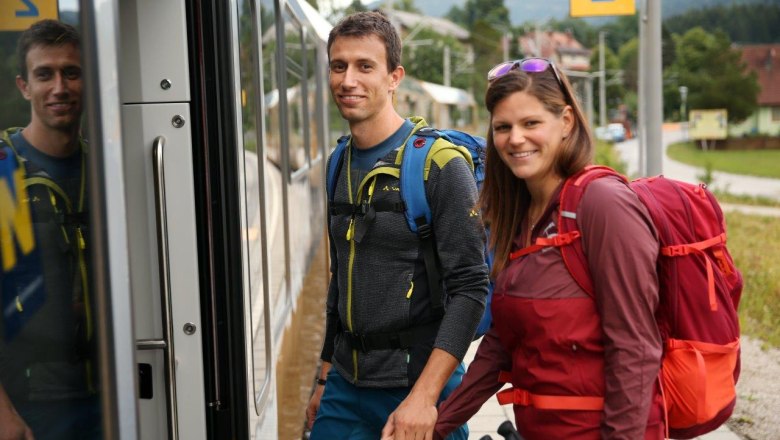 Ein junges Paar steigt gemeinsam in die Himmelstreppe ein.