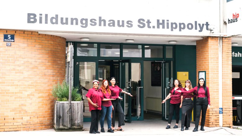 Eingang_mit_Menschen, &copy; Bildungshaus St. Hippolyt