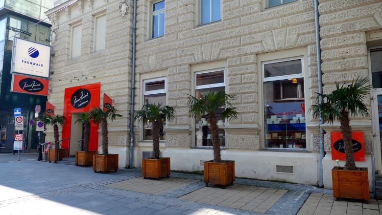 Cafe Helmut & Helmut