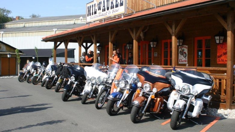 Motorr&auml;der vor dem Saloon Milwaukee Restaurant und Bar.
