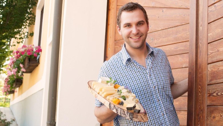 Johannes Bertl with a regional cheese platter, © Wilhelmsburger Hoflieferanten