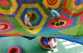 Buntes Kletternetz im KinderKunstLabor, © Max Kropitz