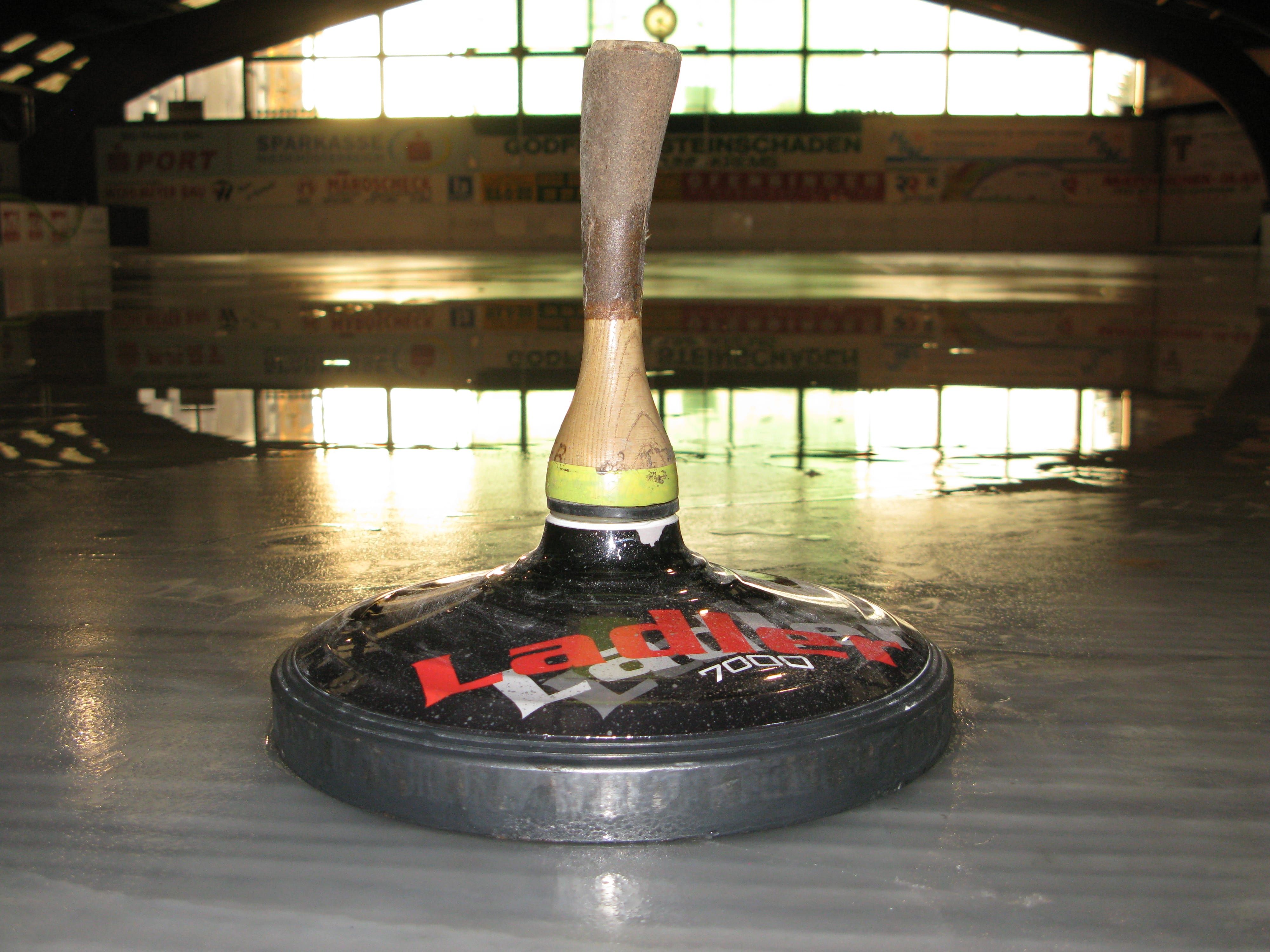 Eisstockschießen in der Eishalle