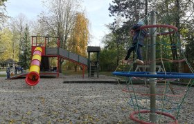 Spielplatz mit Rutsche und Kletterger&uuml;st im Hammerpark.
